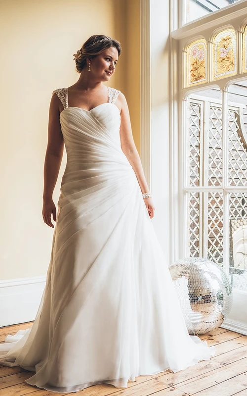 A-Linien-Kleid im Queen-Anne-Stil, bodenlang, ärmellos, mit Hofschleppe und seitlicher Drapierung