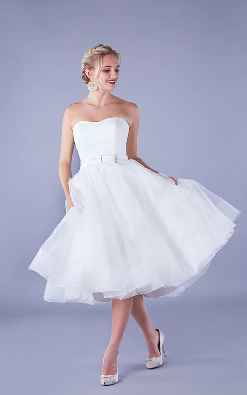 Schlichtes, knielanges, trägerloses A-Linien-Brautkleid aus Organza mit Raffungen