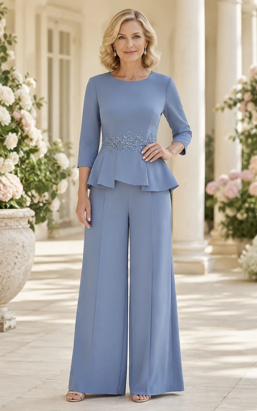 Eleganter, stahlblauer Hosenanzug mit Perlenbesatz an der Taille, Schößchen, Dreiviertelärmeln und weitem Bein – perfekt für die Mutter der Braut.