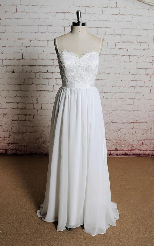 Vestido de gasa de corte A con escote corazón, tirantes finos y espalda descubierta.