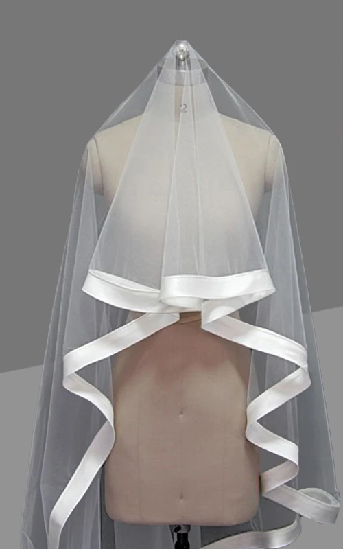 Voile de mariée court et simple en tulle bordé de satin, arrivant au bout des doigts.