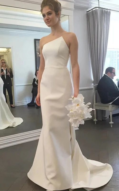 Schlichtes, asymmetrisches, einfarbiges Etui-Brautkleid