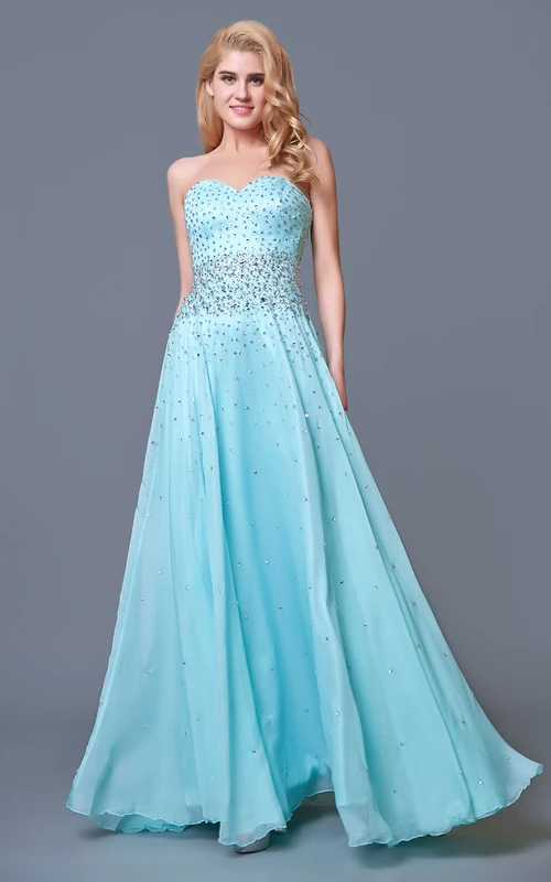 Glamouröses, schickes, perlenbesetztes, herzförmiges, mehrlagiges A-Linien-Chiffon-Abendkleid
