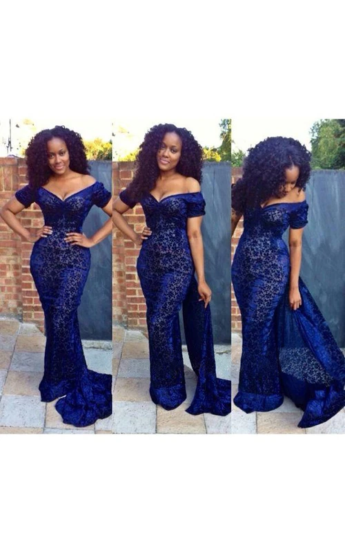 Magnifique robe de soirée en dentelle bleu marine à épaules dénudées.