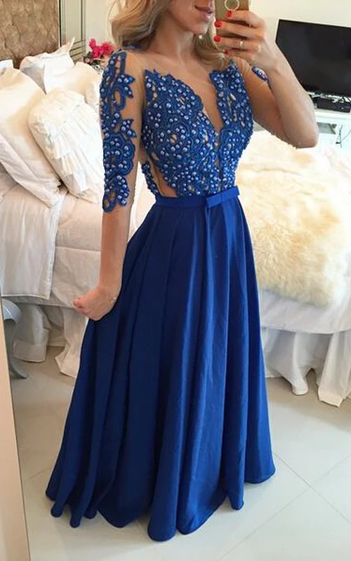 Vestido de fiesta delicado de gasa azul rey con apliques de encaje y manga corta.