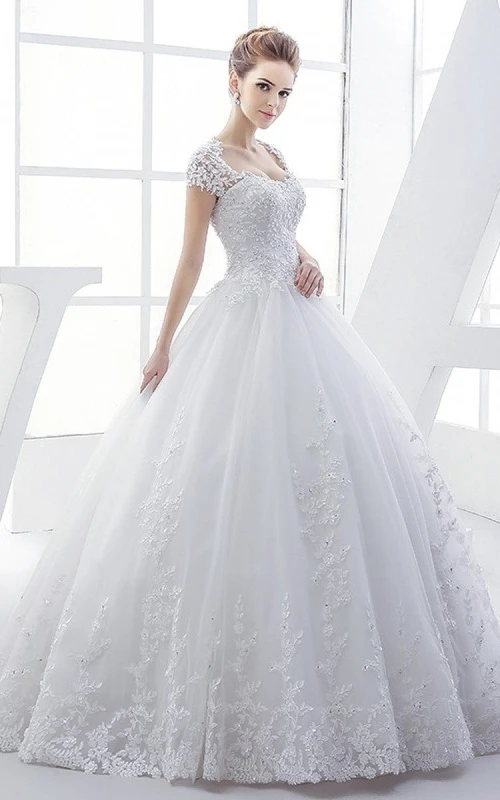 Elegantes Brautkleid aus Queen-Anne-Spitze mit Korsett und Schlüssellochausschnitt am Rücken