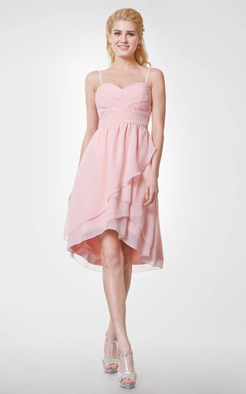Spaghettiträger-Kleid mit gekreuztem Oberteil und Empire-Schnitt aus Chiffon mit asymmetrischem Saum