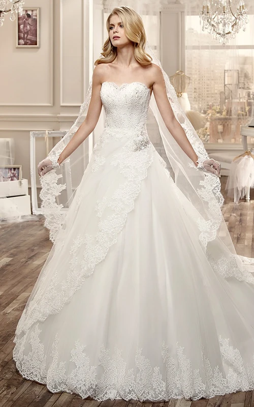 Vestido de novia palabra de honor de corte A de encaje con drapeado lateral y corpiño bordado.