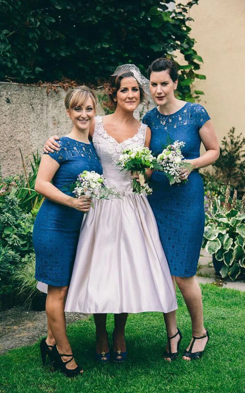 Kurzes, figurbetontes Spitzenkleid mit kurzen Ärmeln und Schmuck-Batetu-Ausschnitt