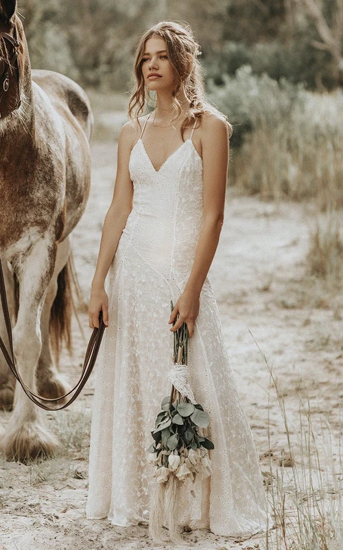 Vestido de novia ajustado de encaje con escote en V, tirantes finos y espalda descubierta.