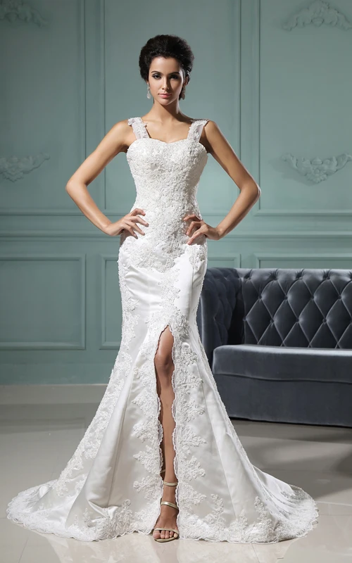 Vestido con escote corazón, tirantes y abertura frontal, con detalles de encaje.