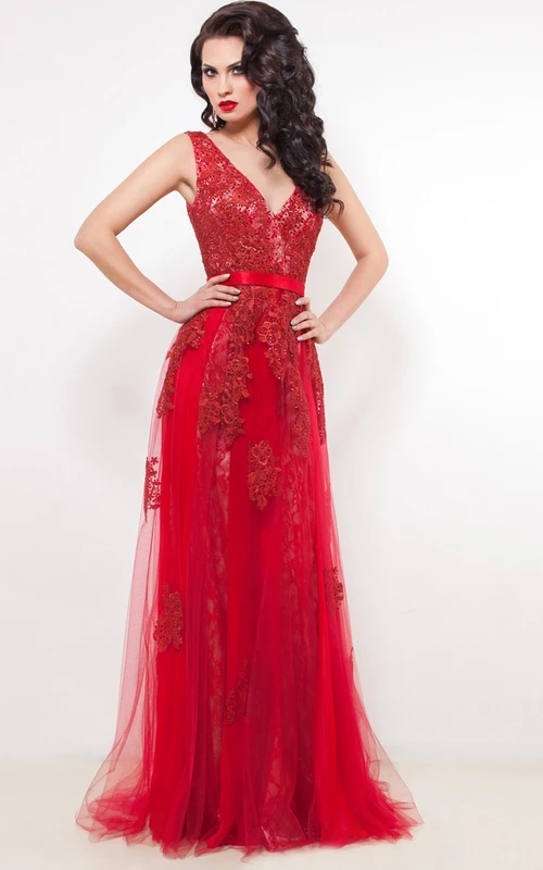 Robe trapèze longue jusqu'au sol, col en V, manches courtes, tulle orné d'appliqués et de perles, dos nu plongeant en V