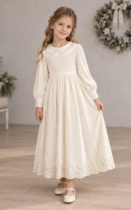 Elfenbeinfarbenes Samtkleid für Blumenmädchen mit langen Bischofsärmeln, Spitzensaum und Knöchellänge