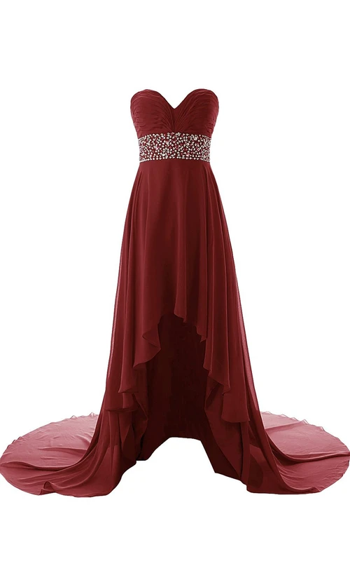Brautkleid mit asymmetrischem Saum, Drapierung und Perlenstickerei
