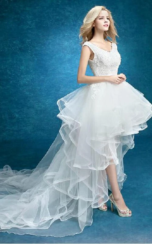 Vestido corto de encaje con escote en V, sin mangas y abertura frontal, estilo sirena.
