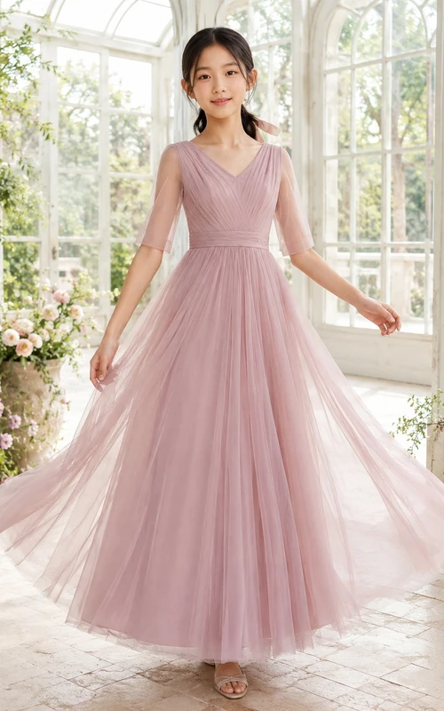 Vestido de dama de honor juvenil color rosa empolvado, corte en A, escote en V, manga tres cuartos, efecto ilusión, plisado, estilo romántico.