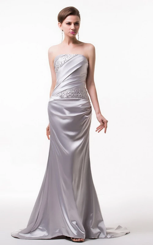 Robe bustier en satin avec fronces asymétriques et perles