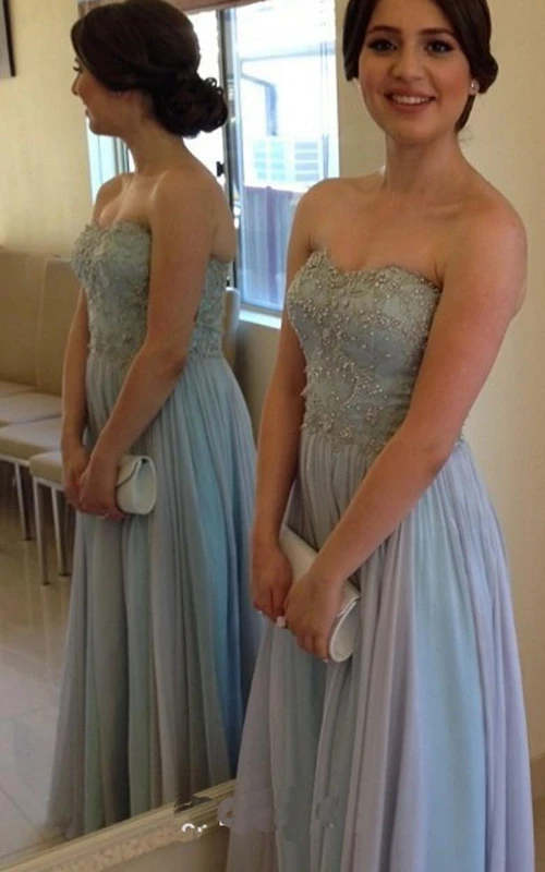 Ärmelloses Chiffonkleid mit Herzausschnitt und Perlenstickerei