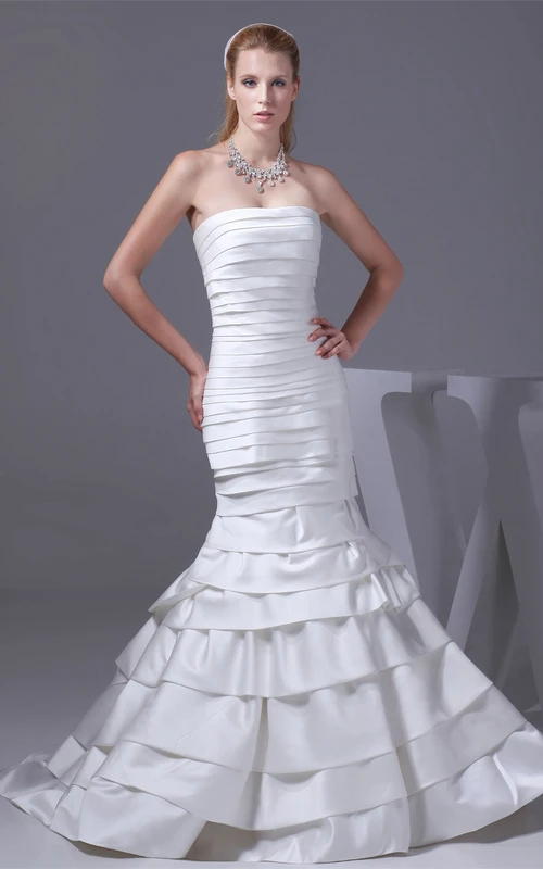 Vestido de satén sin mangas con volantes y fruncido estilo sirena.