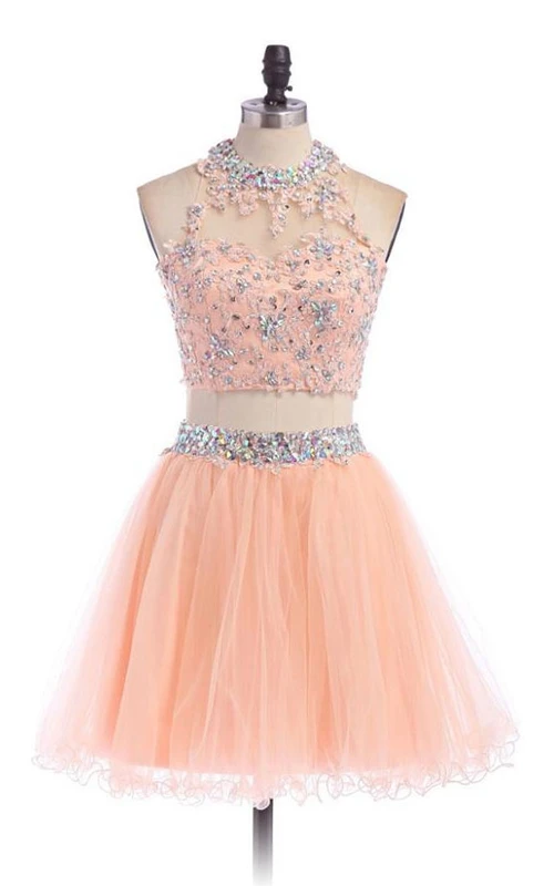 Robe courte trapèze en tulle à col montant ornée de perles