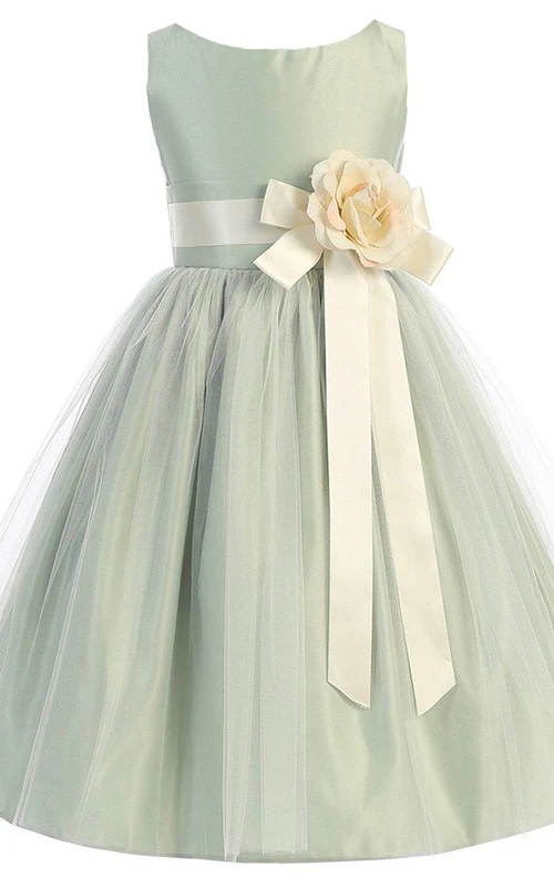 Robe trapèze sans manches à encolure ronde avec ceinture et plis