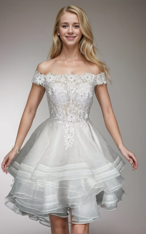 Weißes, kurzes, a-linienförmiges Empire-Kleid mit Rüschen und Spitzentop