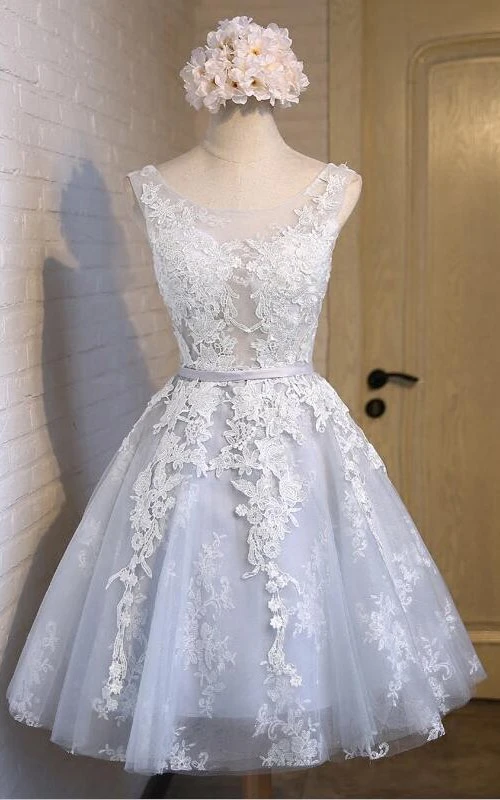 Nouvelle robe en dentelle trapèze sans manches ornée de bijoux, longueur genou.