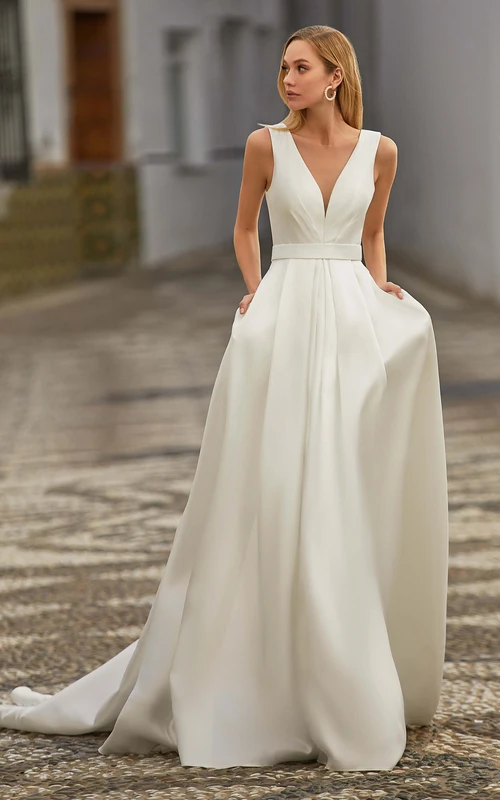 Vestido de novia informal de satén con escote en V, corte en A y cola, con bolsillos.