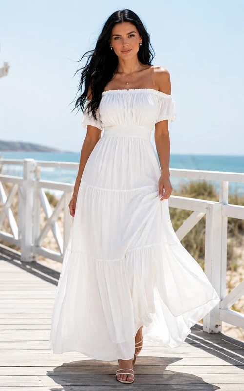 Vestido de noche plisado de gasa blanca, con hombros descubiertos, manga corta, corte en A y largo hasta el suelo.