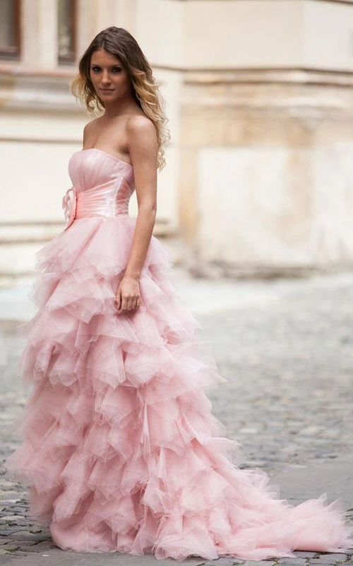 Vestido palabra de honor de corte A con volantes y flores