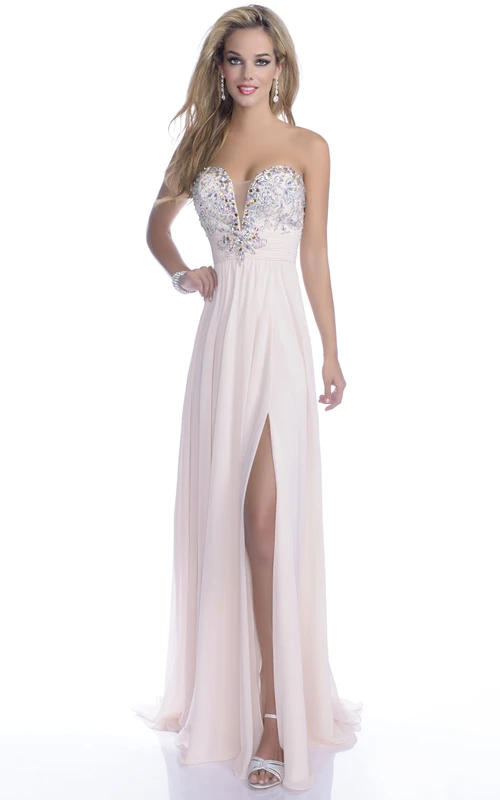 Robe de bal trapèze en mousseline à décolleté cœur et fente latérale, ornée de cristaux sur le corsage