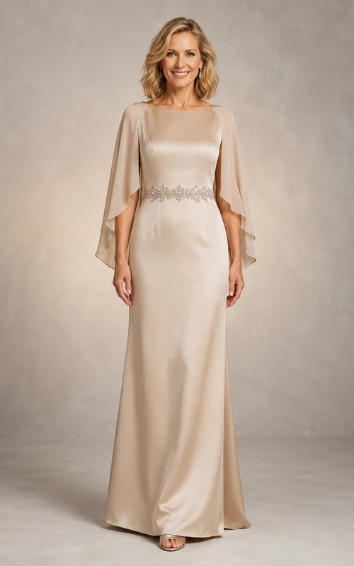 Vestido largo de satén color champán con mangas tipo capa y escote barco, ideal para la madre de la novia.