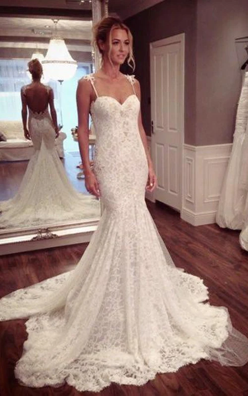 Vestido de novia elegante y sexy de encaje estilo sirena con cola de corte y tirantes finos.