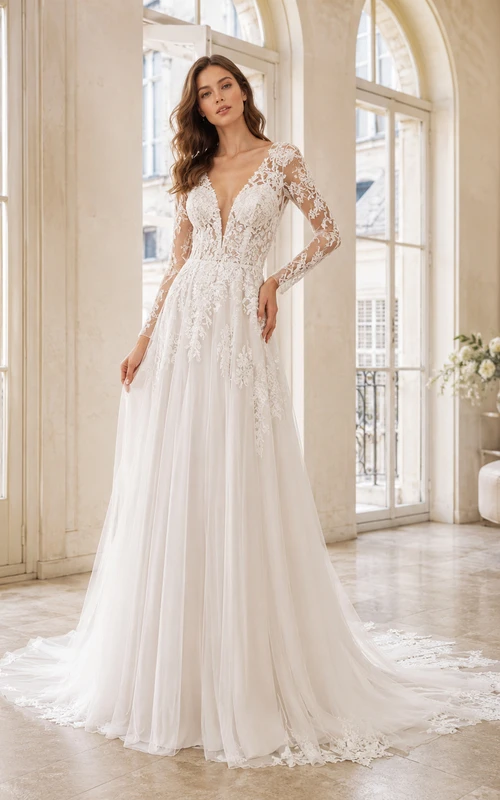 Robe de mariée de réception en mousseline de soie raffinée, dentelle, décolleté en V profond, manches longues transparentes, coupe trapèze, traîne chapelle, bustier long et transparent.