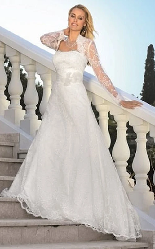 Langes, trägerloses A-Linien-Brautkleid mit langen Ärmeln, Spitze, Applikationen und Cape.