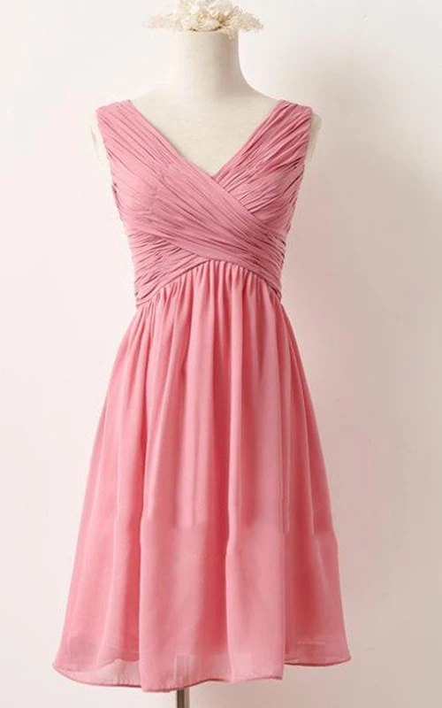 Kurzes Chiffonkleid mit V-Ausschnitt