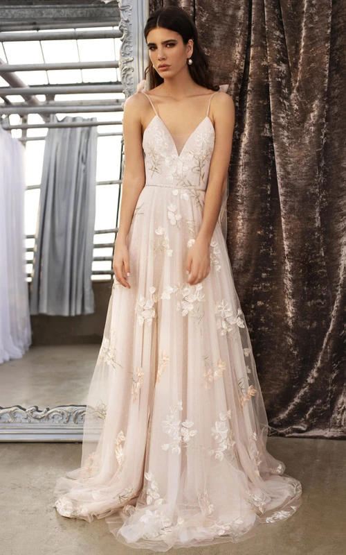Spaghettiträgerloses, tief ausgeschnittenes, besticktes Empire-Brautkleid in Blush-A-Linie aus Tüll mit Falten