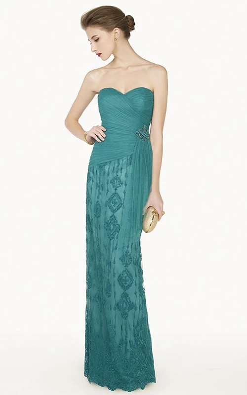 Vestido de fiesta ajustado de encaje con escote corazón y mangas largas de tul desmontables.