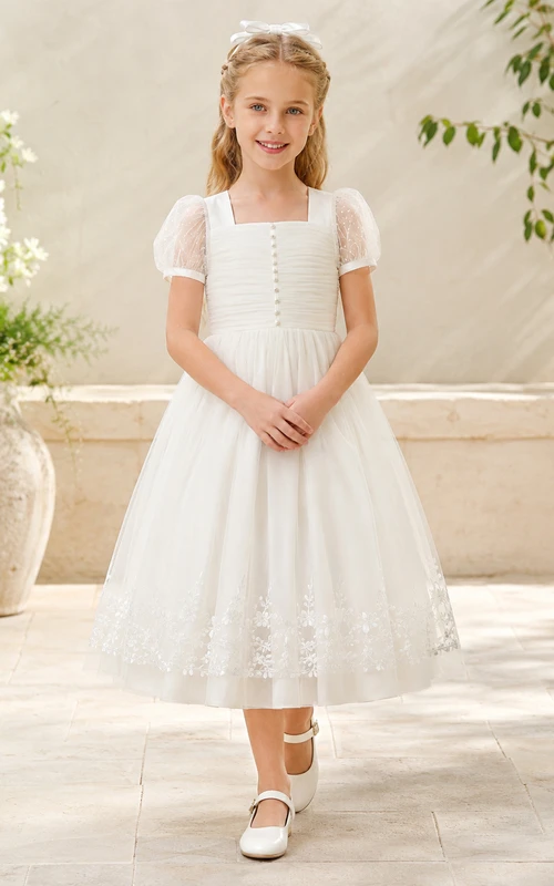 Robe de première communion petite taille en tulle et dentelle, col carré, manches bouffantes et encolure carrée