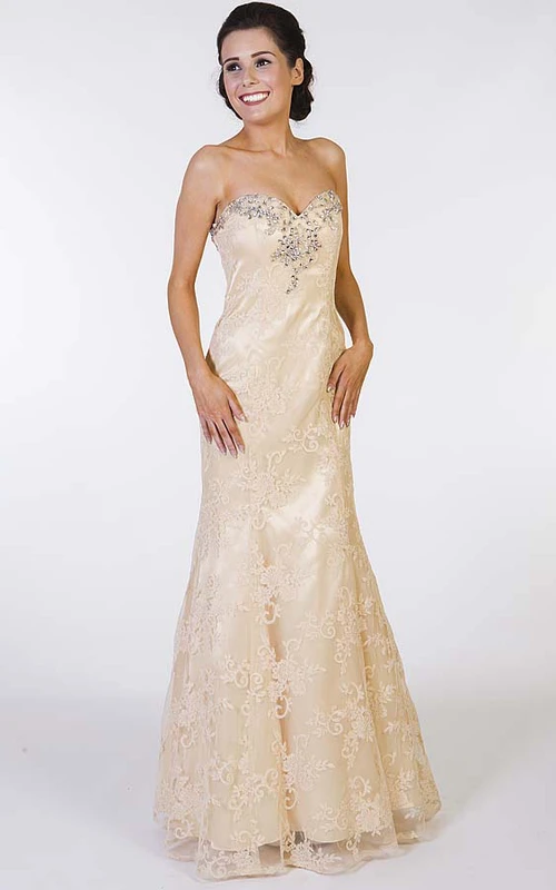Robe de bal en dentelle sans manches, coupe trapèze, décolleté en cœur et ornée d'appliques, longueur au sol