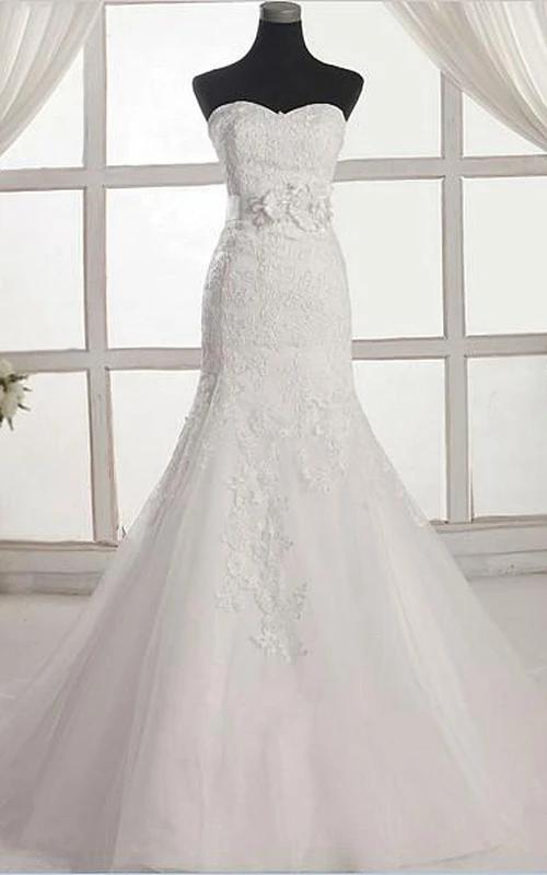 Vestido de encaje y organza sin mangas con tirantes hasta el suelo y estilo corsé.