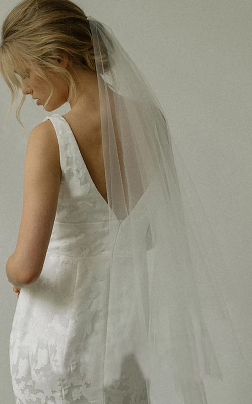Voile de mariée simple en tulle doux, longueur bout des doigts.