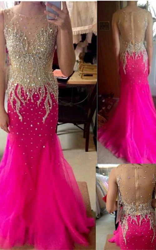 Robe de soirée sirène ornée de perles glamour, fermeture éclair et traîne.