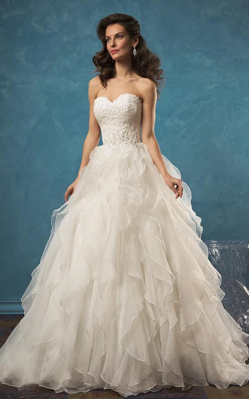 Robe trapèze empire à bretelles courtes et décolleté en cœur, traîne courte, bretelles zippées, en dentelle et organza