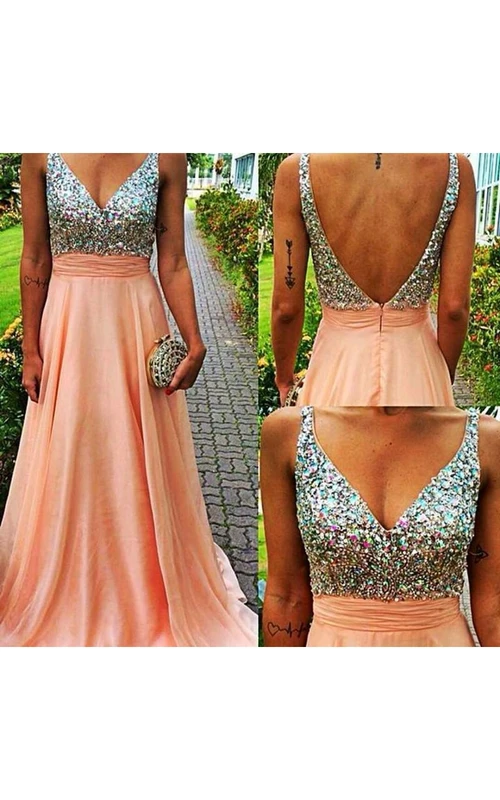 Glamuroso vestido de fiesta sin mangas de gasa con escote en V y cristales.