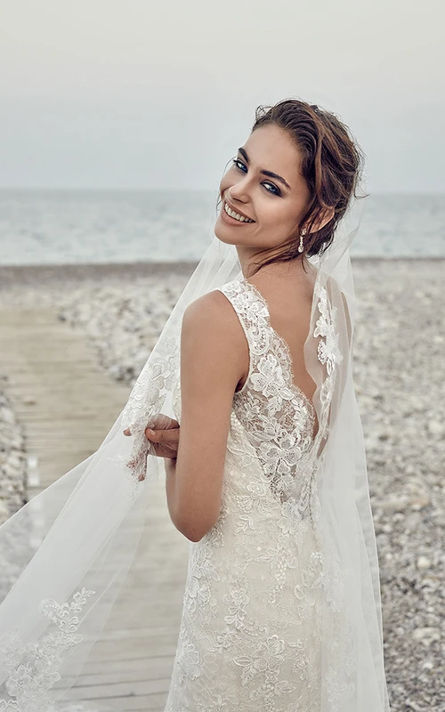 Robe de mariée fourreau sans manches, longue, en tulle et dentelle, à col rond, ornée d'appliques et dos en V profond