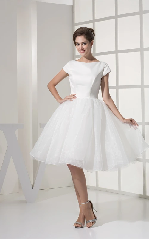 Vestido midi de corte A con mangas cortas y pliegues.