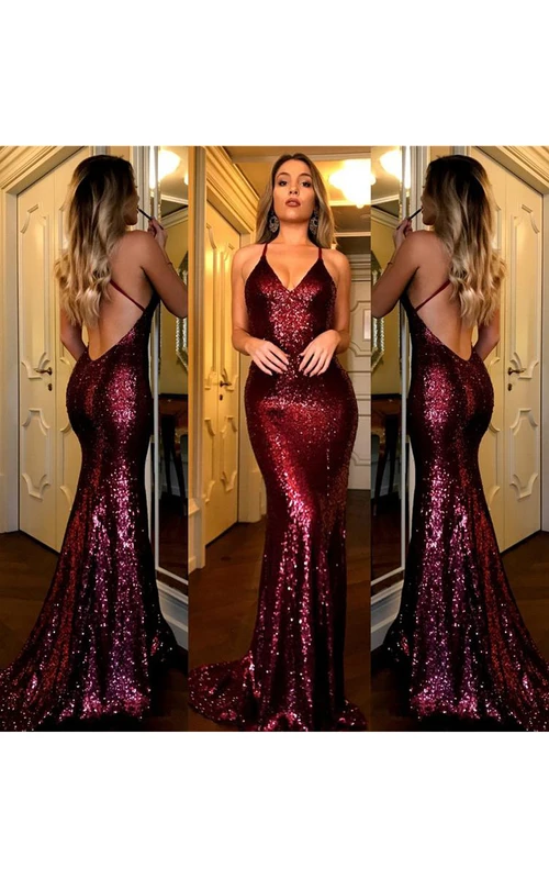 Vestido de sirena con lentejuelas, tirantes finos y espalda descubierta.