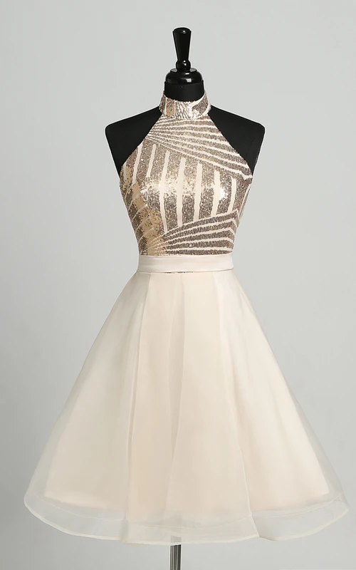Vestido corto de tul sin mangas, con espalda descubierta y lentejuelas, corte en A.