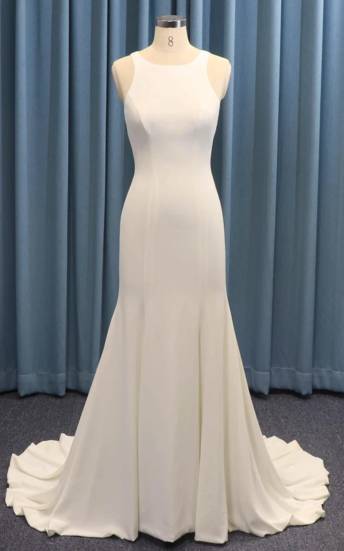 Robe de mariée sirène en satin, sans manches, col rond, froncée et dos illusion boutonné